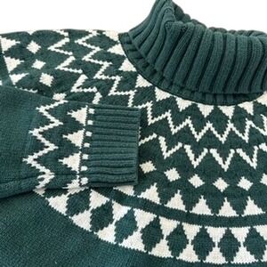 Women's Green and White Patterned Sweater